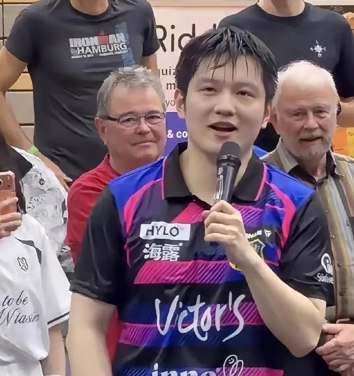 破防了！谁看了樊振东告别德国萨尔布吕肯俱乐部的画面不心软啊！这位被大家称作“萨尔