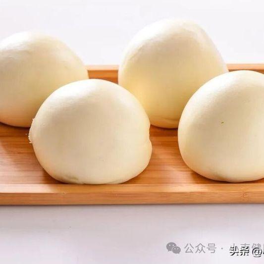 长期食用酵母发酵的馒头，其实是利弊共存。
从好的方面看，酵母发酵的馒头是常见主食