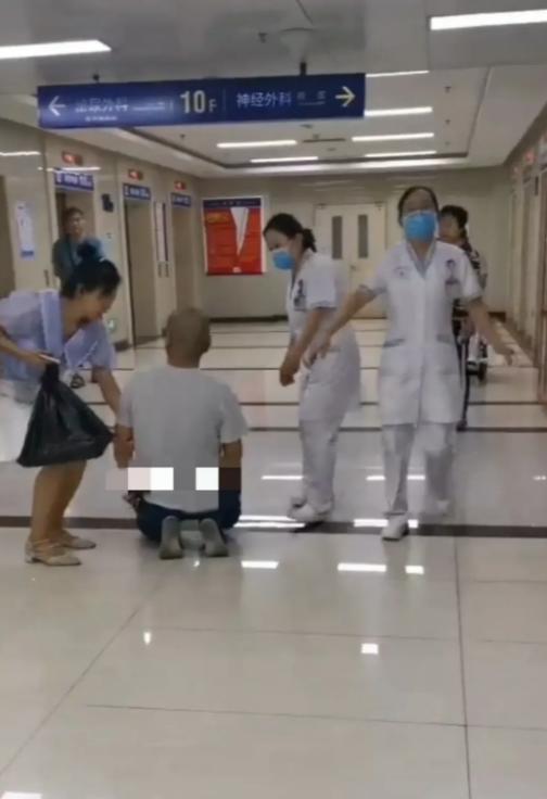 讽刺啊！2023年，80多岁老父亲得了脑溢血，老大和老三都要放弃，老二却交了5万