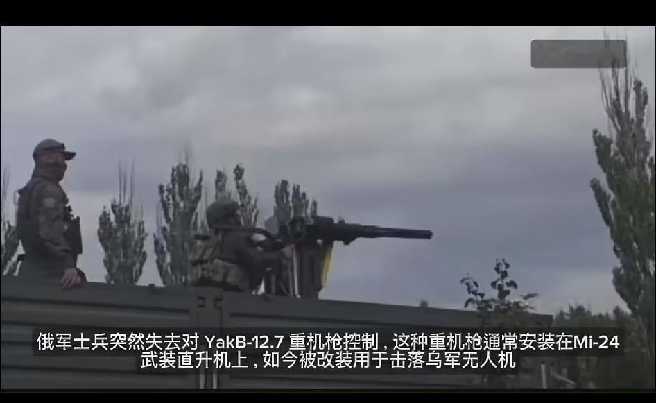 俄罗斯不愧是战斗民族，狠起来连自己人都打。视频中，一名俄罗斯士兵正打算开枪射击无