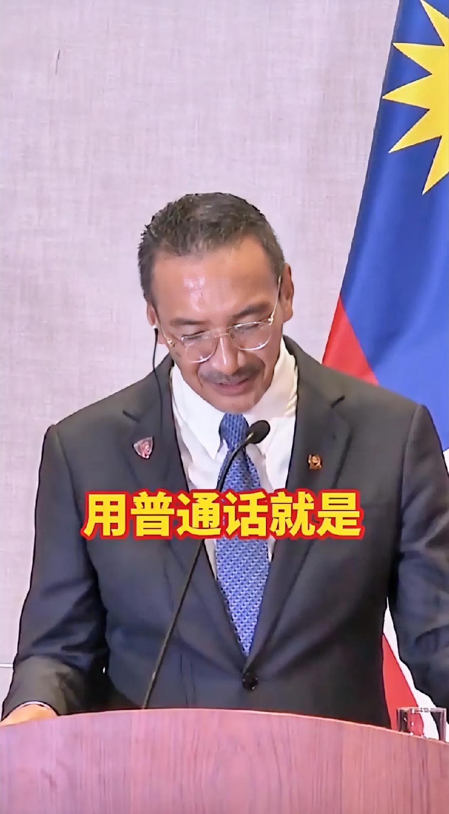 马来西亚国防部长哈立德，当着所有记者的面，脸上的肌肉绷得紧紧的。
八年的合同，超