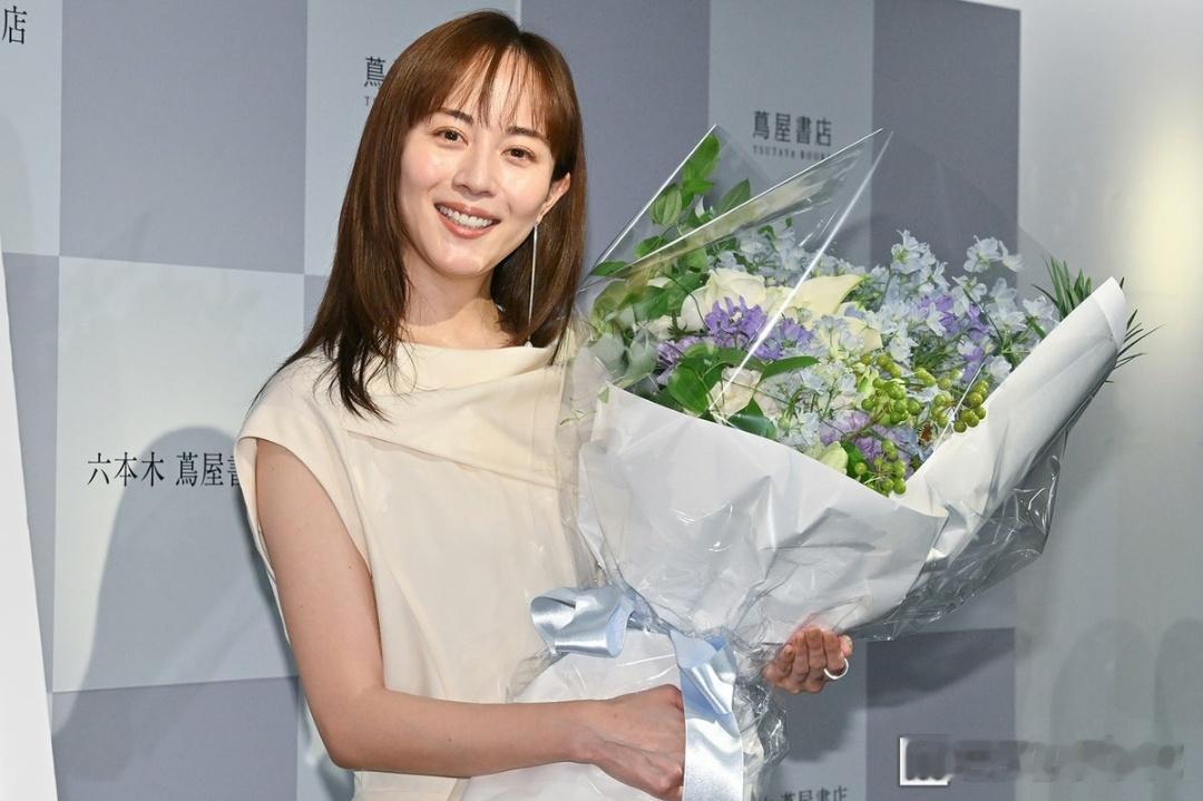 日娱新闻比嘉爱未 演员比嘉愛未于6月14日在东京都内出席了散文集《またね。》（讲