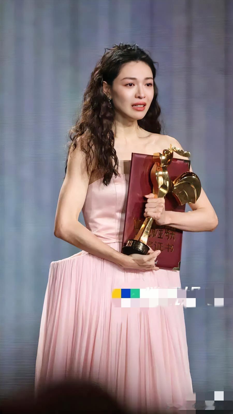 钟楚曦这次拿金鸡奖最佳女配角，
不是靠运气，

也不是角色讨巧，而是她把自己活成