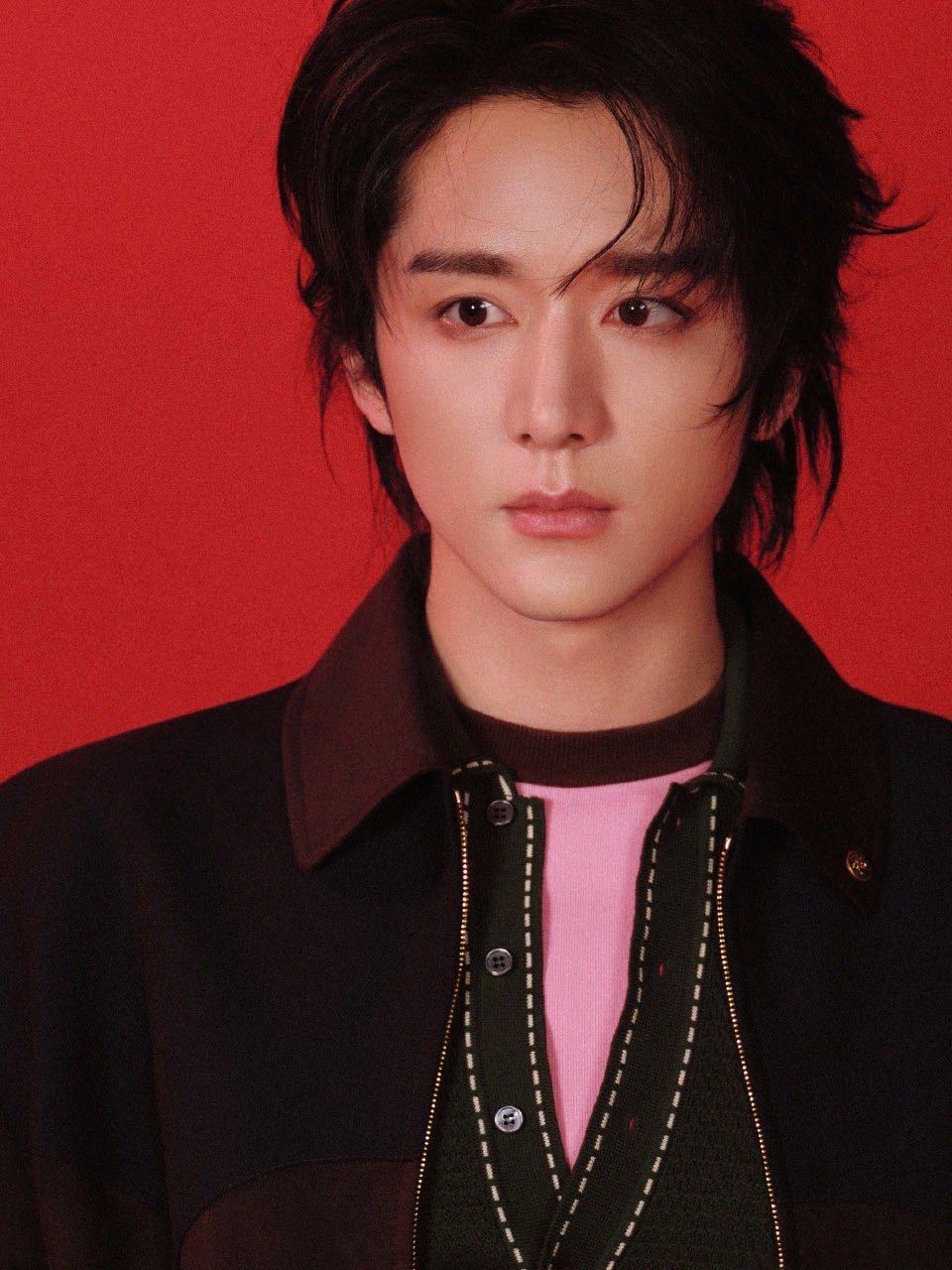 张新成 内娱第一组马年大片 救命！内娱第一波马年大片被狠狠拿下！黑色夹克叠粉色内