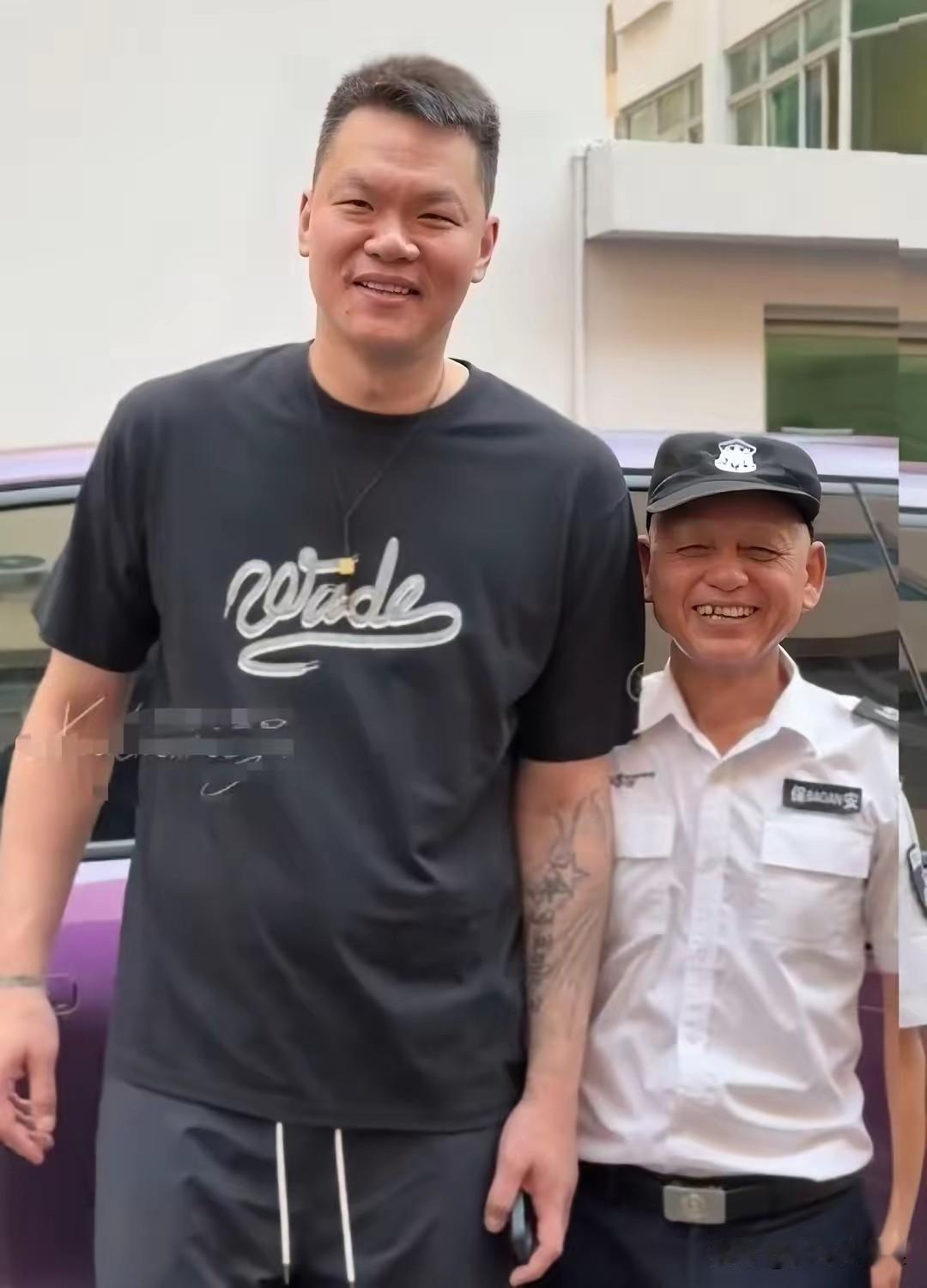 朱芳雨卸任广东男篮总经理职务，没有伤心，没有难过，而且带着微笑潇洒的离开。

这