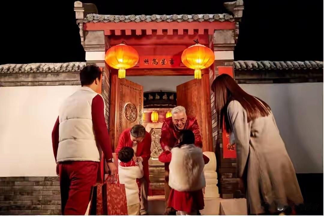 以前过年是稀缺，吃顿好的、穿件新的都要等一整年，现在天天都能满足，期待感早就被磨