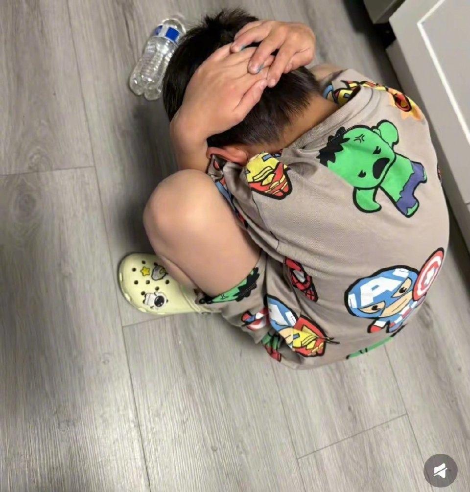 一位华人移民母亲吐槽：不知道美国小学都在教儿子什么。放学回到家就一直抱头蹲在地上