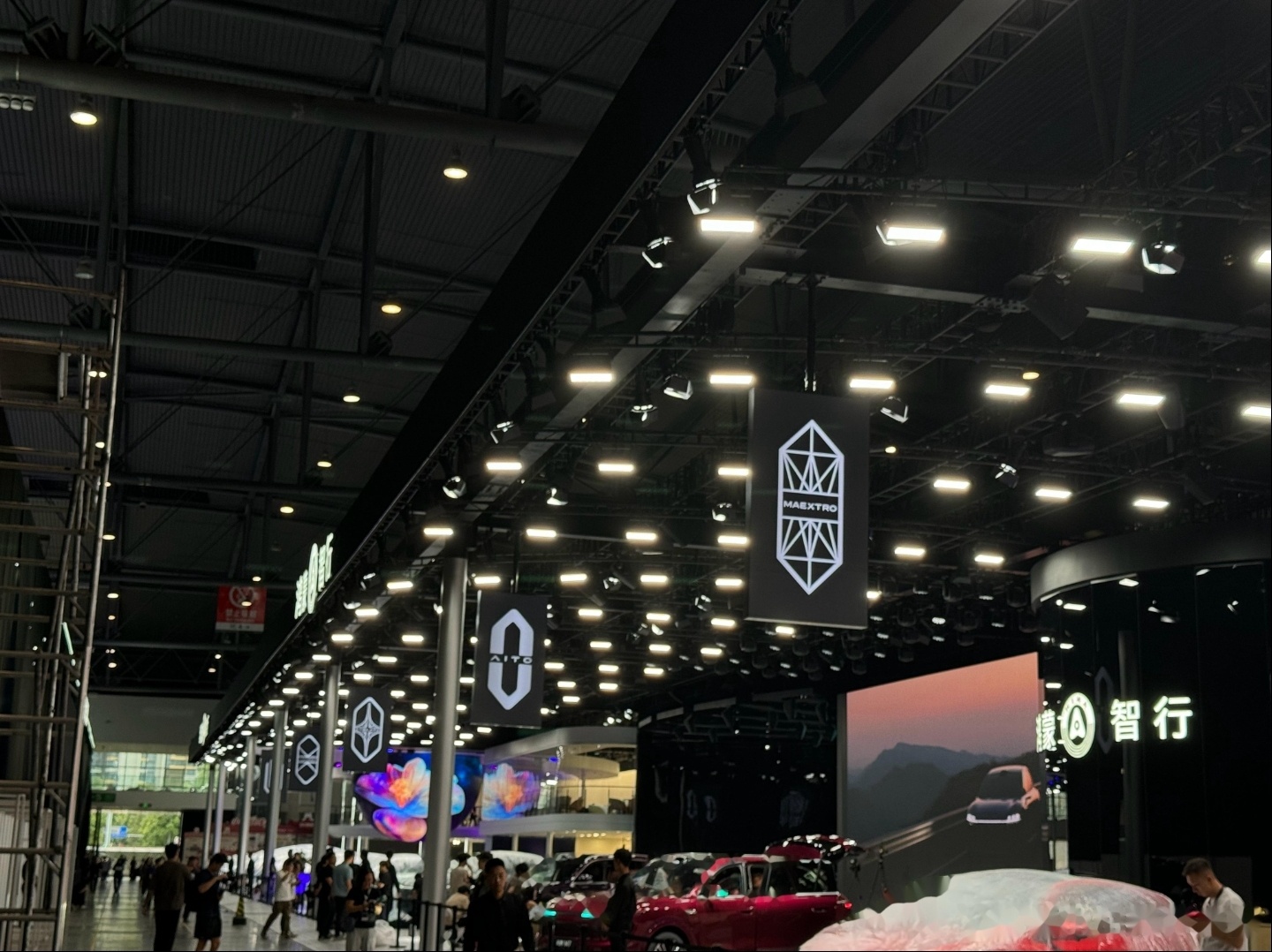 华为的审美设计确实强，太强了，就鸿蒙智行这个logo再加上5界的logo，就够友