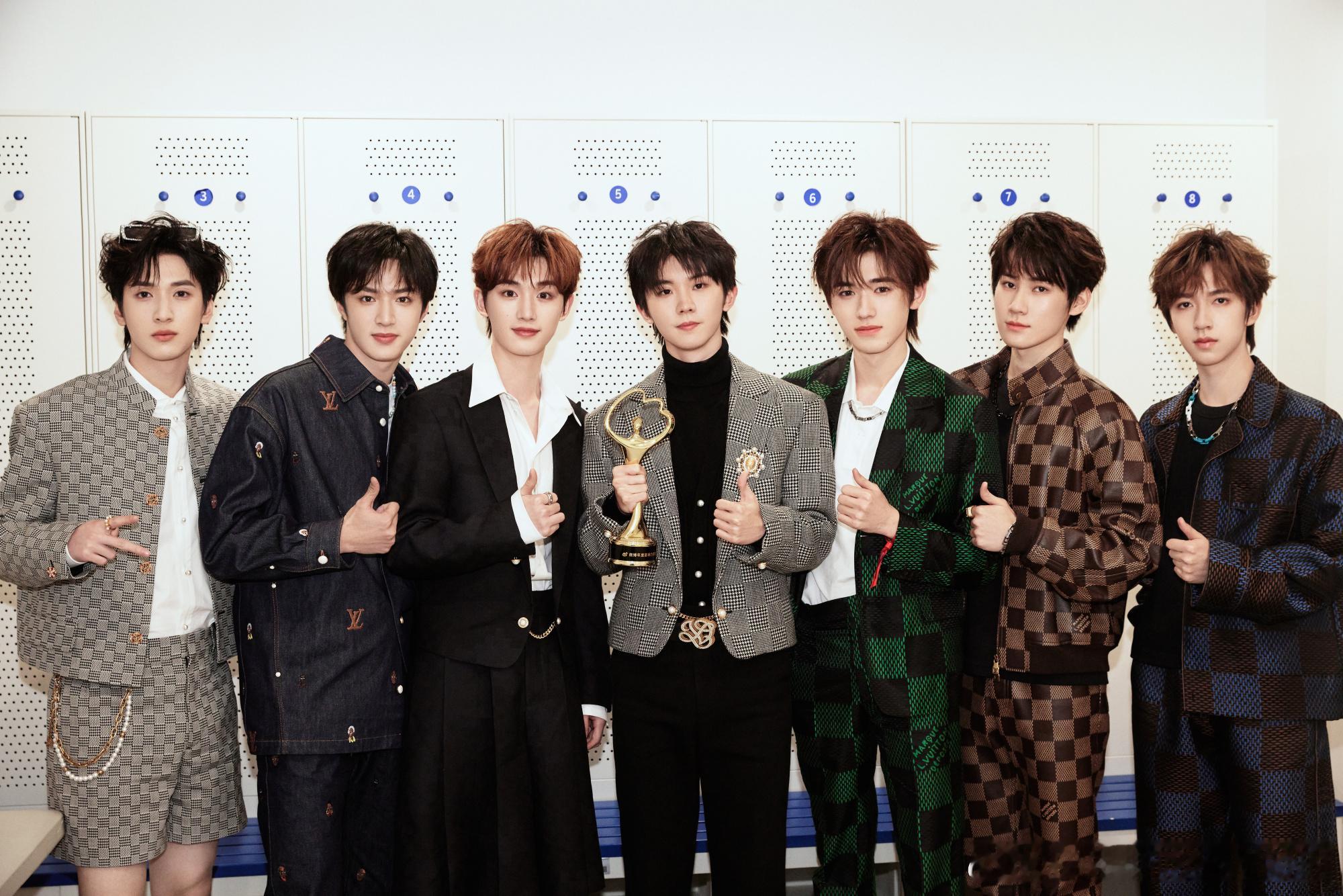 时代少年团微博年度影响力组合🍿️🍿️青春肆意飞扬激荡💥，逆风身影飞寻光亮✨