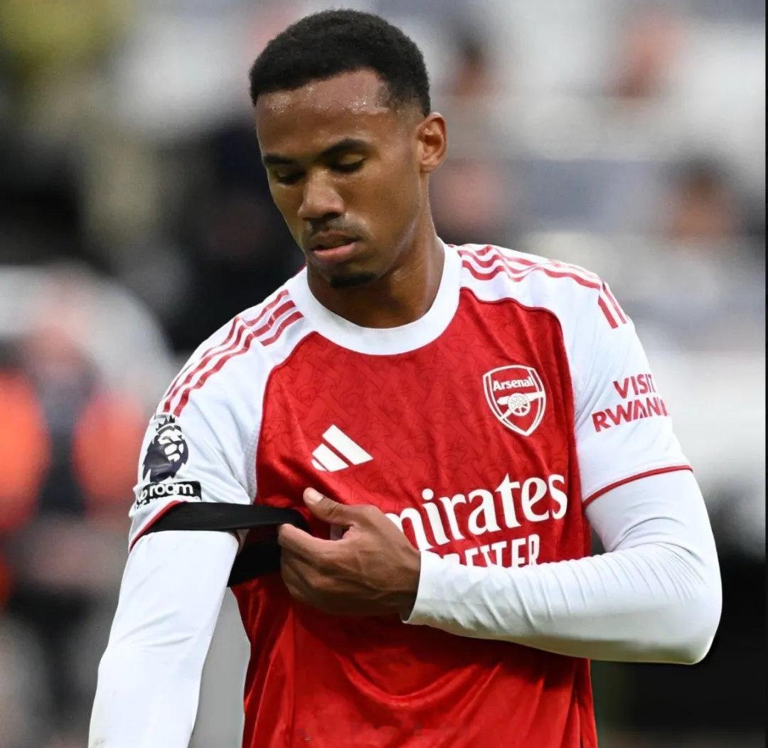 英超已经正式批准了阿森纳的请求，枪手将在对曼城的比赛中佩戴黑色臂章，以悼念去世的