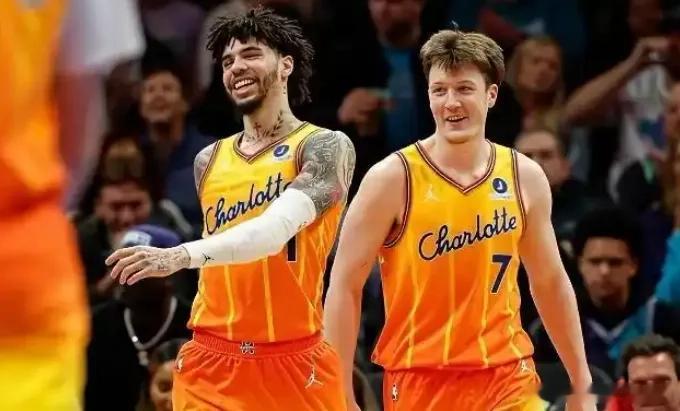 克努佩尔惊险夺得三分王创历史黄蜂收官战击败尼克斯，克努佩尔命中3记三分球，本赛季