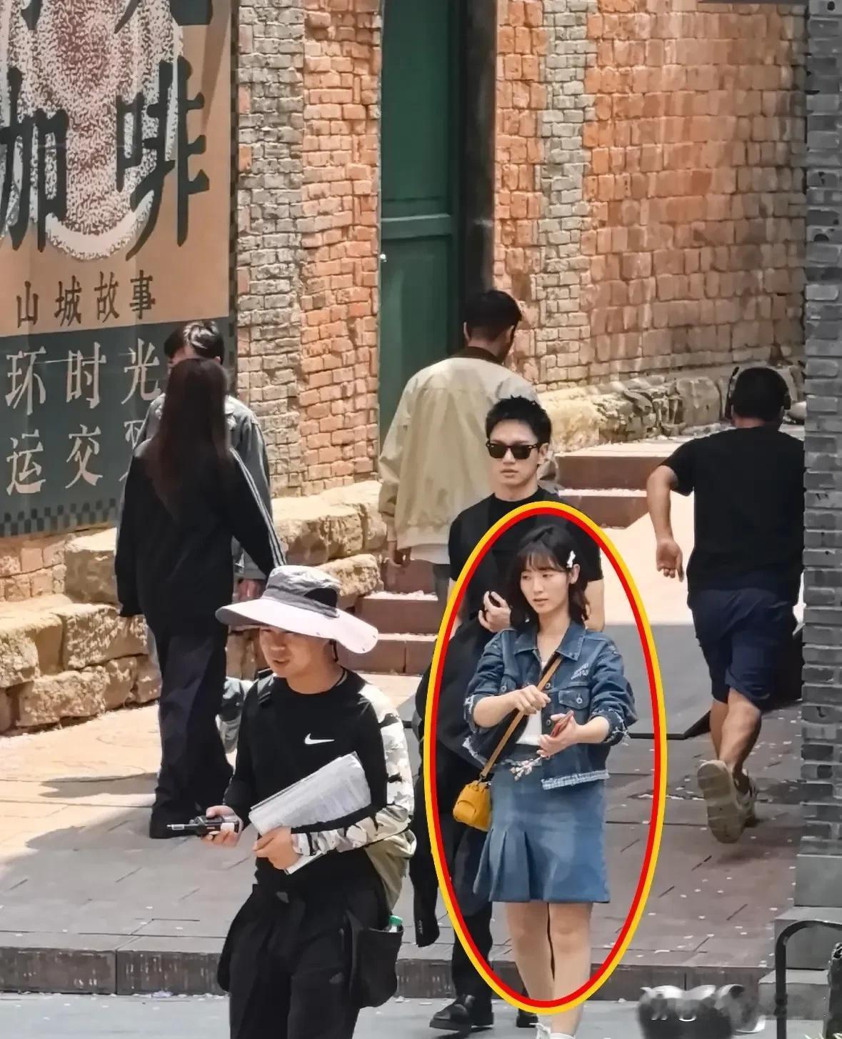 不怪没被粉丝认出来跑去合照，确实跟普通人差不多啊。 