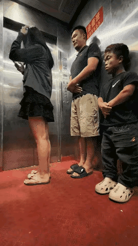 这小伙子，腿那么短还学人家腿长的动作。
自己短板不知道吗？
腿短不跨越，没人教他