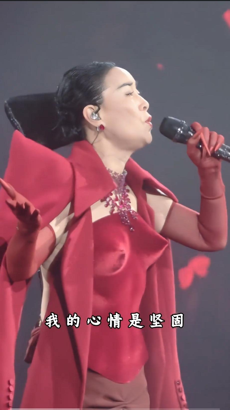 那英这红色礼服好惊人啊[捂脸]

正面是棱角锋利的立体铠甲廓形，气场全开，侧面胸
