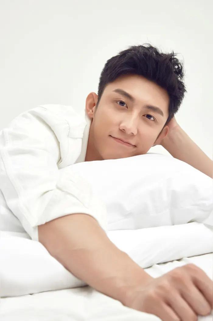 一般来说，一个人准备赌把大的，一定是有巨大的利益值得他去冒险。可黄景瑜去太空有啥