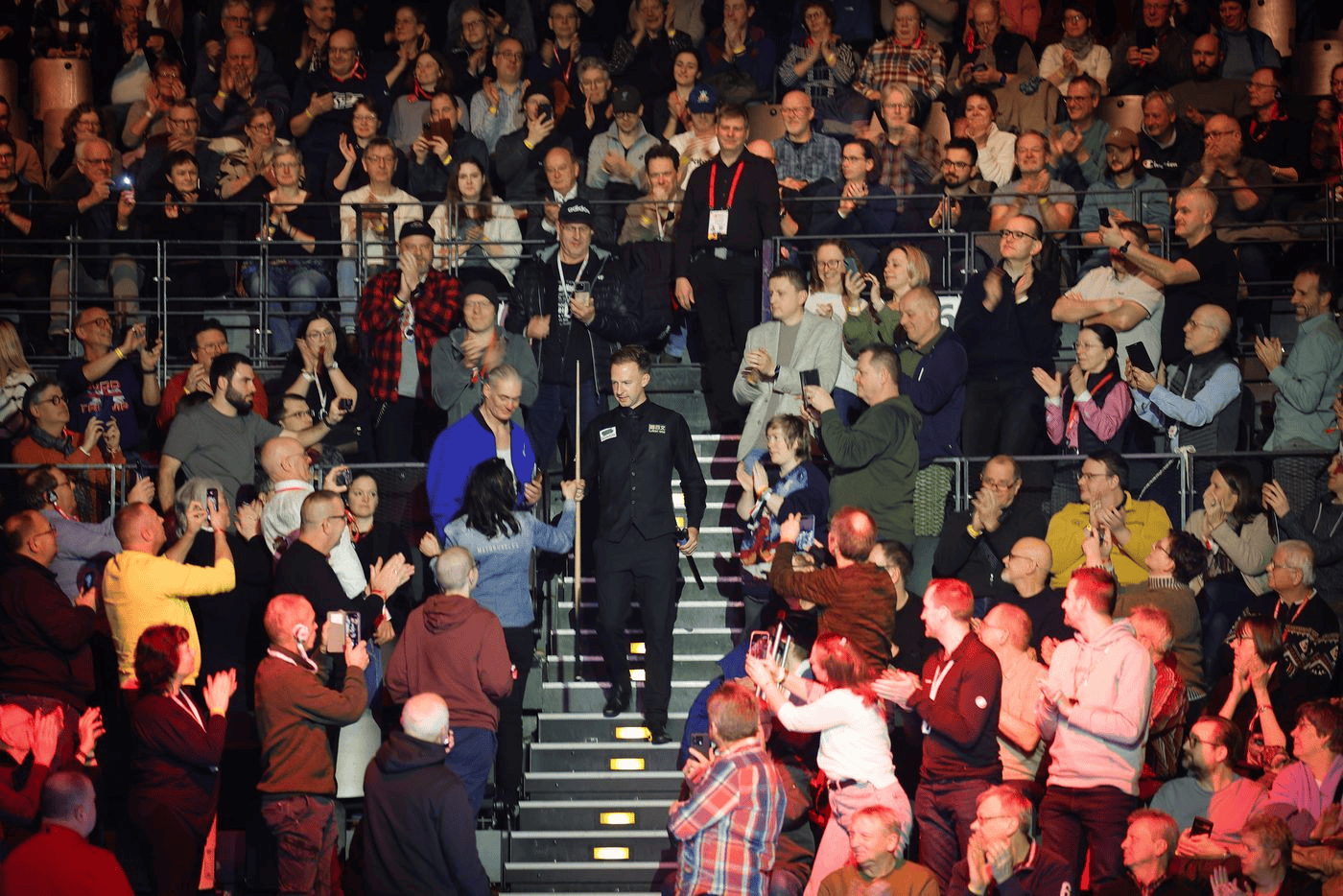 特鲁姆普：卡特失误较多我得给他施压；赛场氛围非常棒