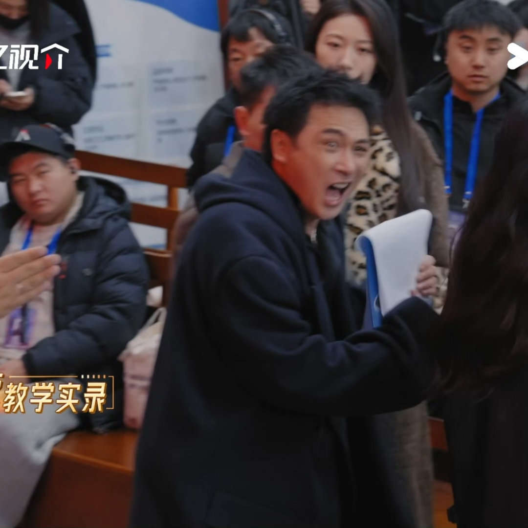 吴镇宇用嘴骑摩托无限超越班   看到吴镇宇用嘴模拟摩托车声的时候笑了，但看到艺员