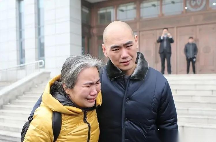 2005年，山东一个16岁少年被警察带进审讯室，要他供认强奸杀人的案情。少年吓坏