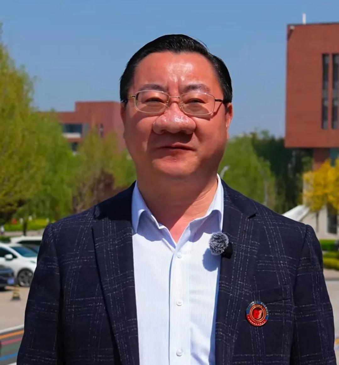 北大校友会副会长这鼻子是真的吗？