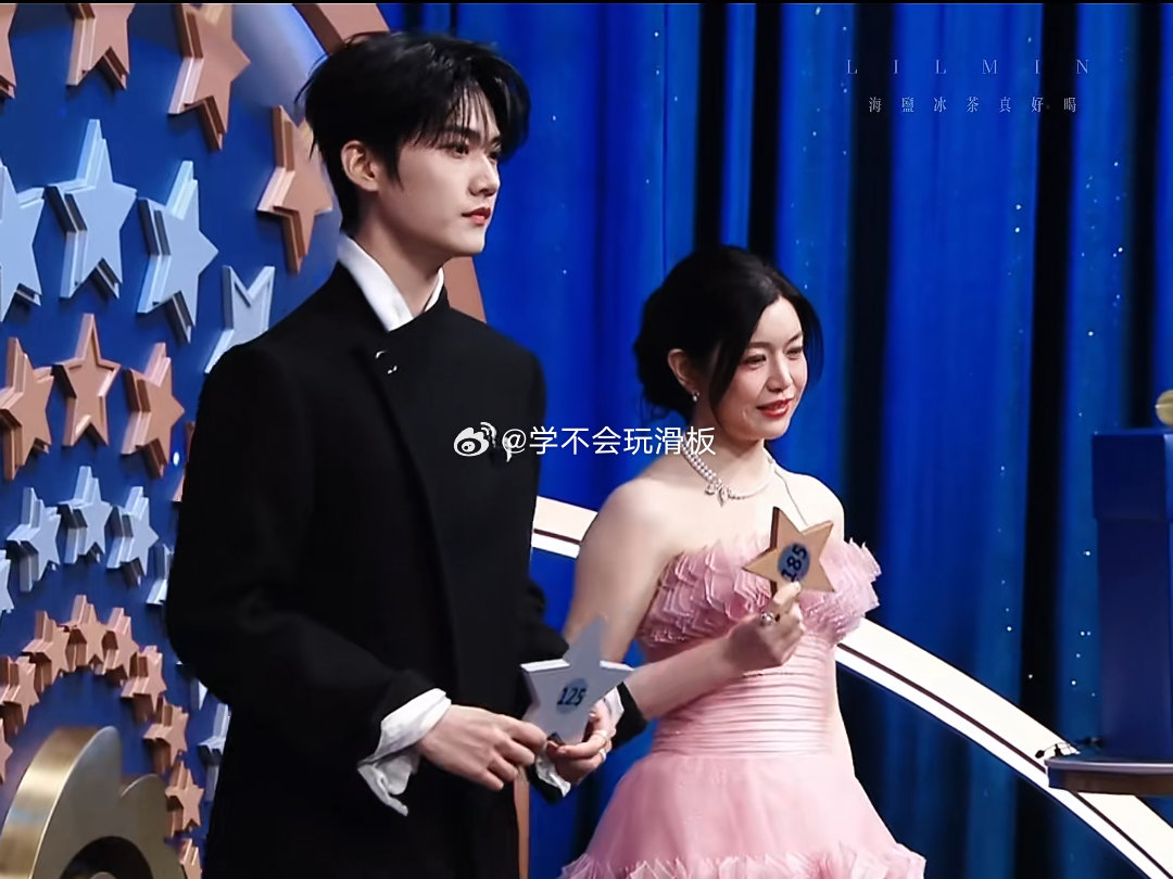 周柯宇陈妍希微博之夜后台互动 狙击蝴蝶售后真来了，周柯宇和陈妍希出席微博之夜红毯