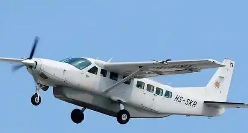 建议警告无果后将其击落。南部战区空军新闻发言人李健健空军大校表示，8月21日，菲