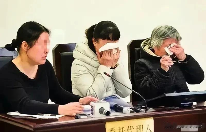 河南濮阳，一女子在遭到已婚男子的欺骗下生下一女，随后，女子便独自抚养女儿。然而，
