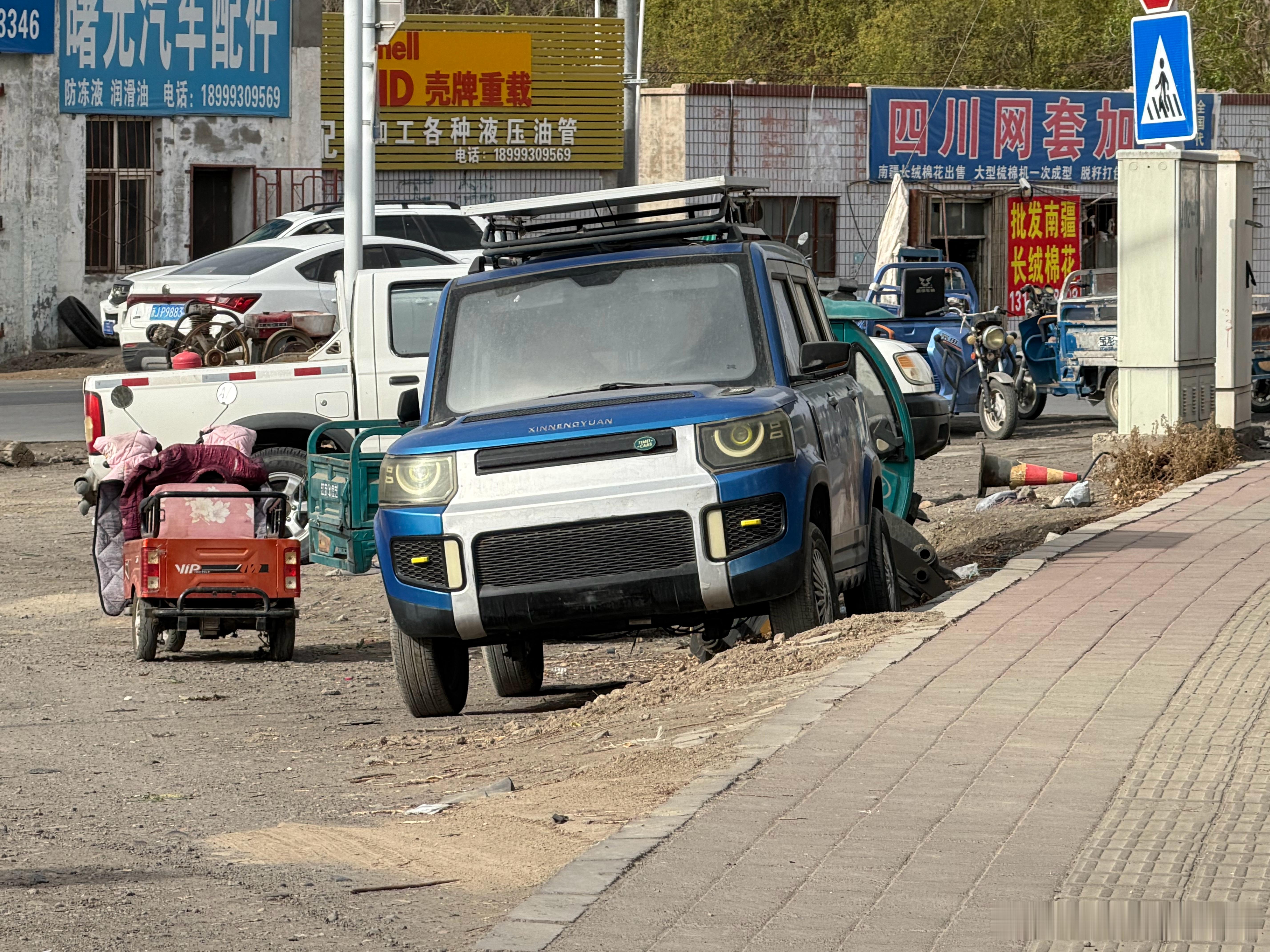 路虎卫士克拉玛依分卫。你别说，还挺传神，甚至又有了一些G4 Challenge车