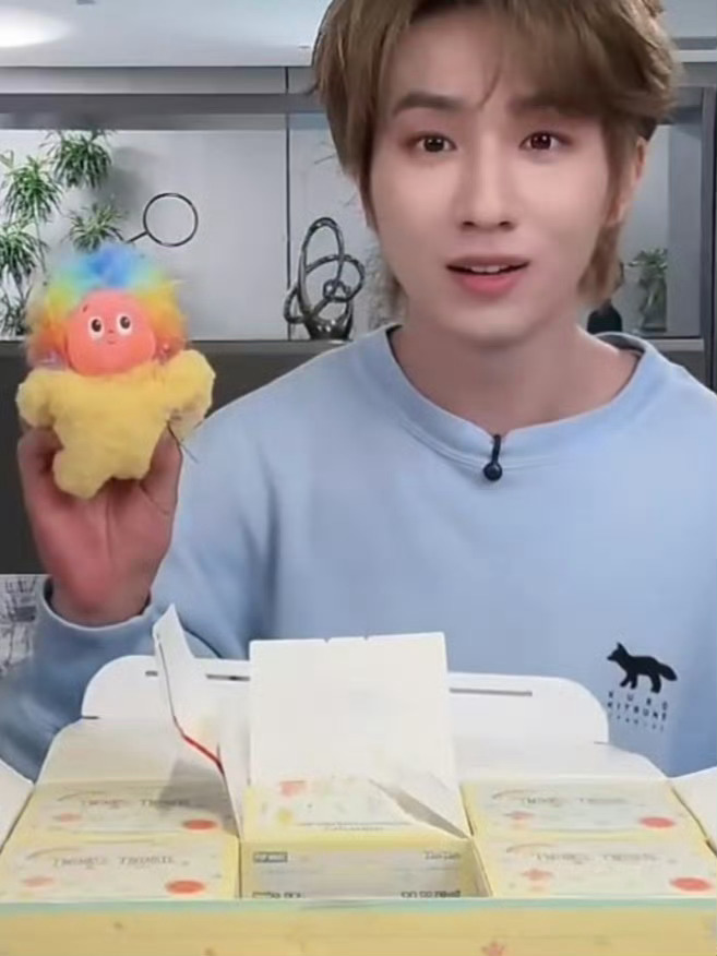 欧成李宏毅这样的我第一次见接李宏毅好运很难见到这么欧的场面，李宏毅几场直播拆盲盒