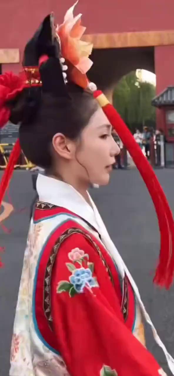 疯狂，没事吵吵小架，反正醒着也是醒着。有一个姑娘，她有一些任性，她还有一些嚣张。