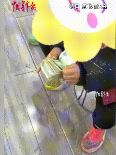 “这不得上人民日报！”河北石家庄，颜女士开了20年的鞋店里，突然闯进两个小身影，