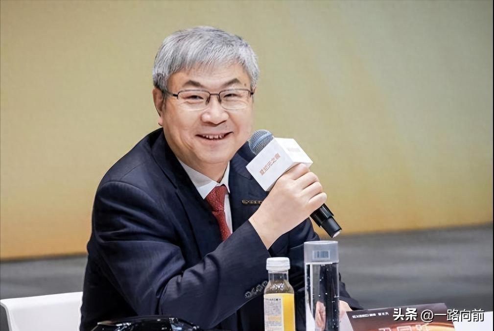 尹同跃称：“我很关注比亚迪推出的二代刀片电池，做得很不错，王传福还是很了不起的。