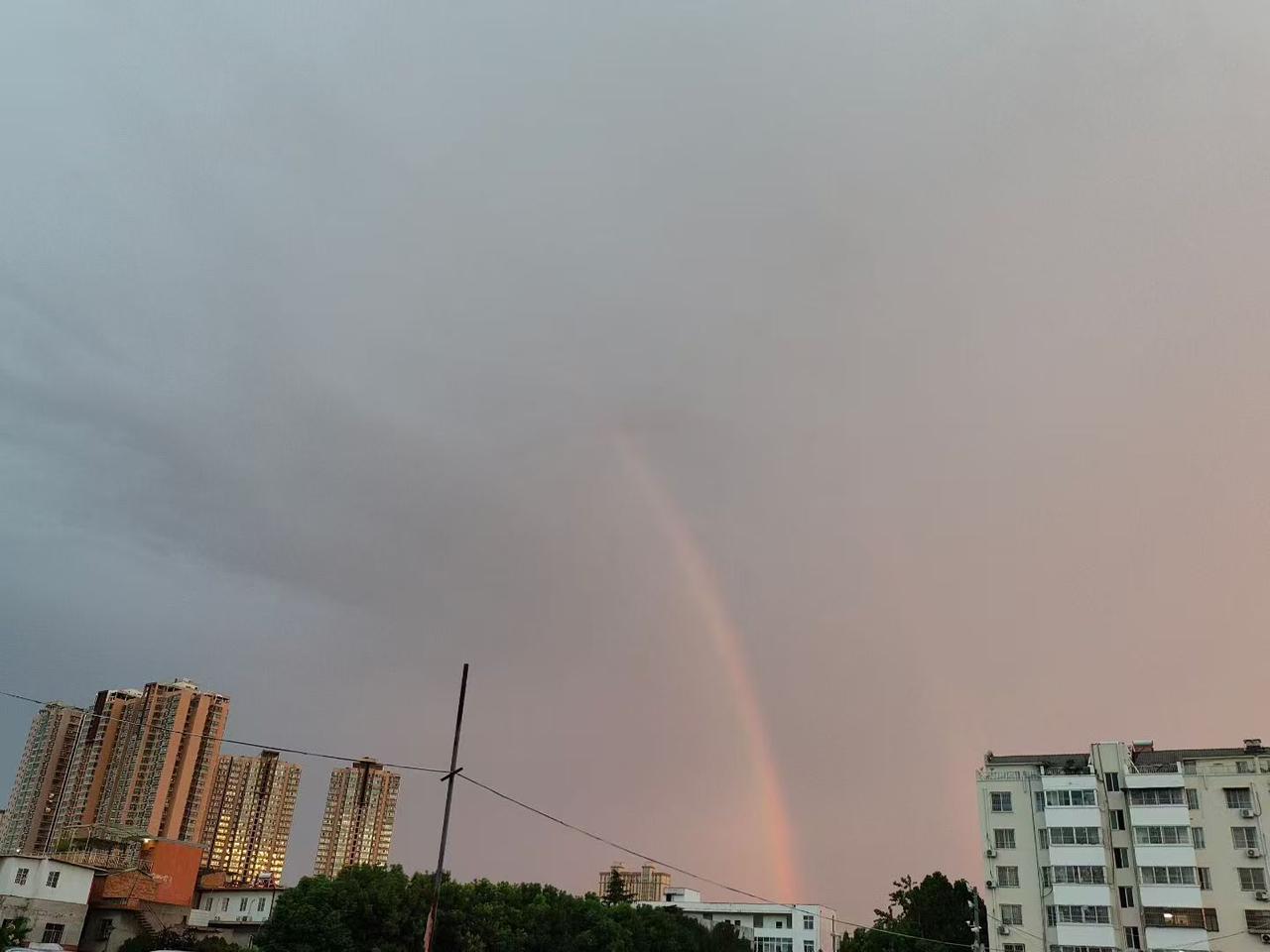 雨歇云开双虹现，天工巧绘七彩帘。王勃曾言“落霞与孤鹜齐飞”，今见双虹映城郭，恍若
