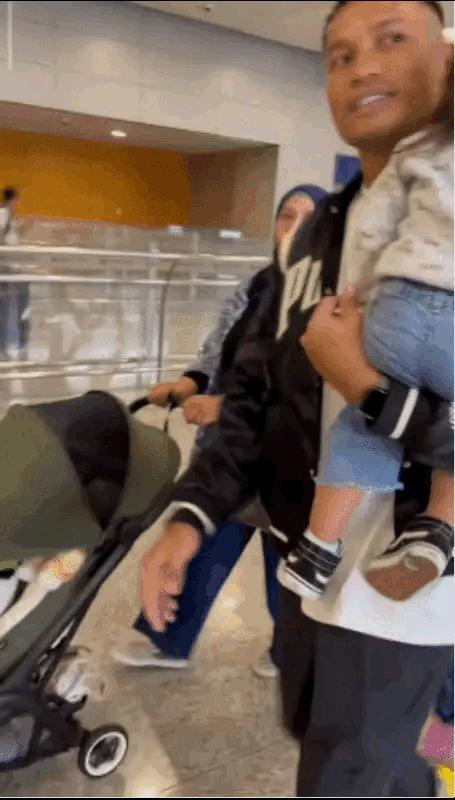 新加坡国足门将桑尼已经到上海来了，据说这次活动是凯德集团组织的，桑尼带着家人应邀