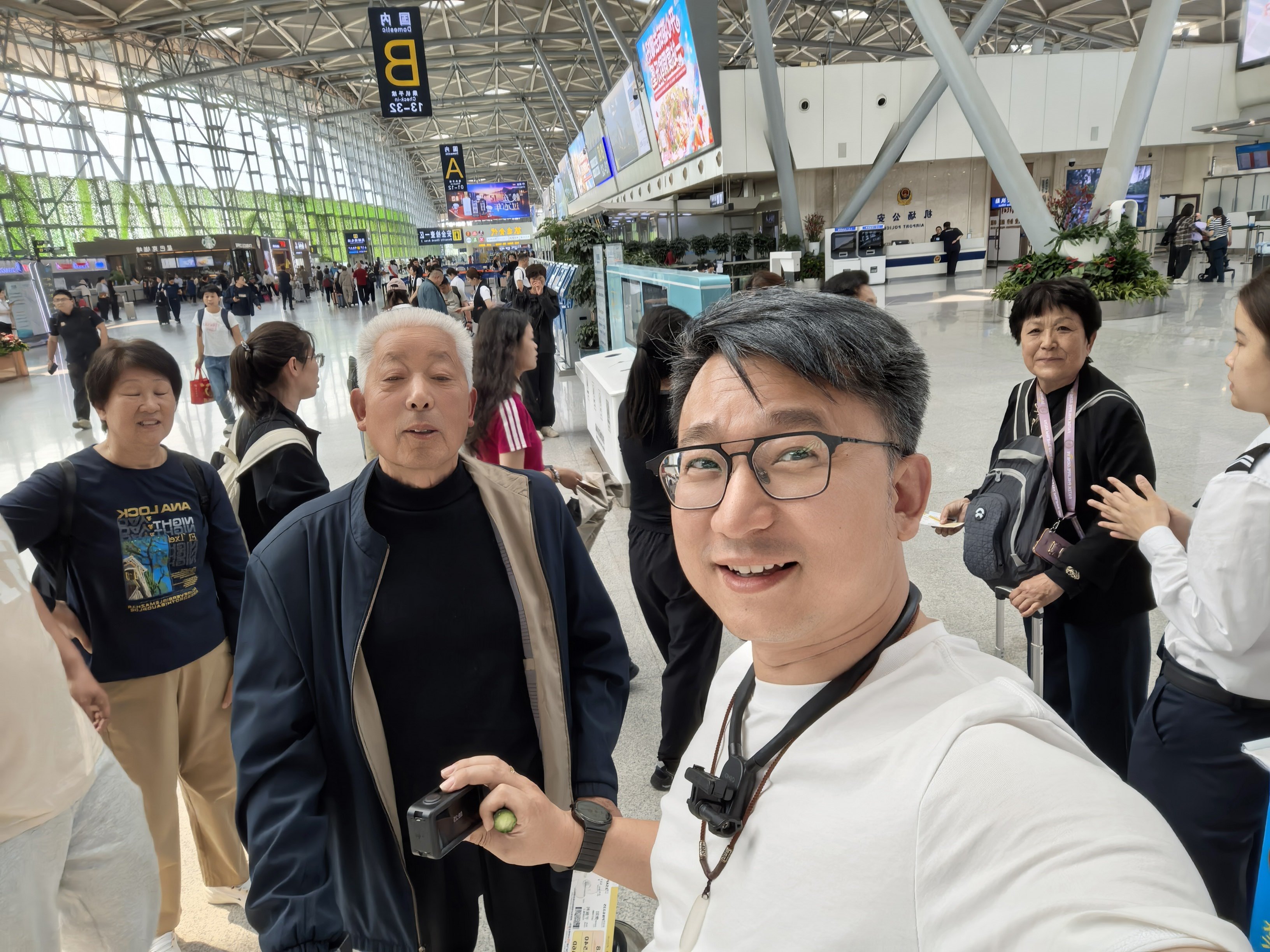 每年的必选项目给家里两老人报个旅行社，让他们去旅游。大半个中国就剩下西藏和东北没