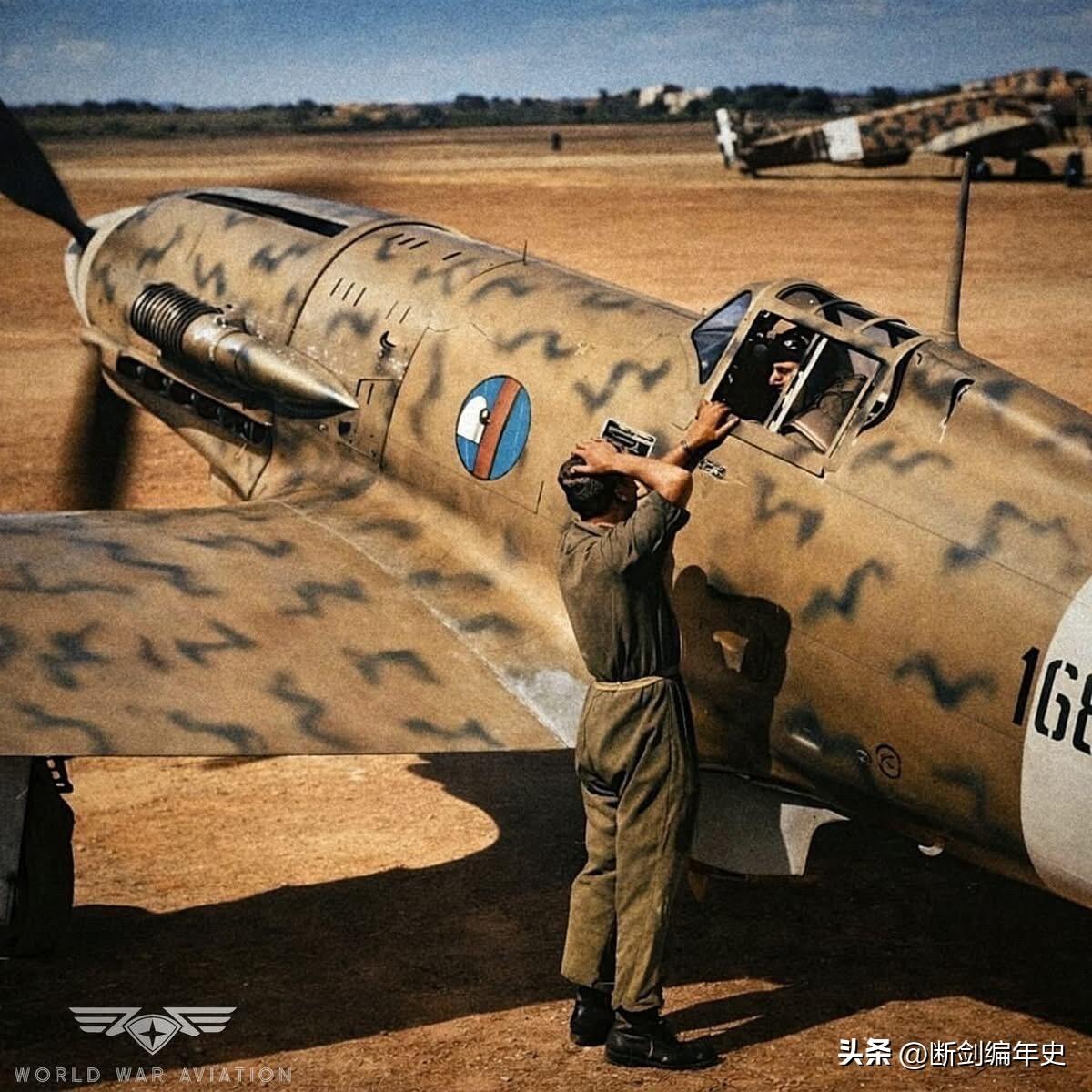 意大利空军马基C.202“闪电”战斗机，背景中有一架C.200“箭”式战斗机，以