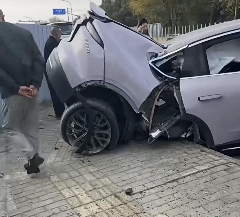 猜猜这是什么车，怎么这么脆皮呢？