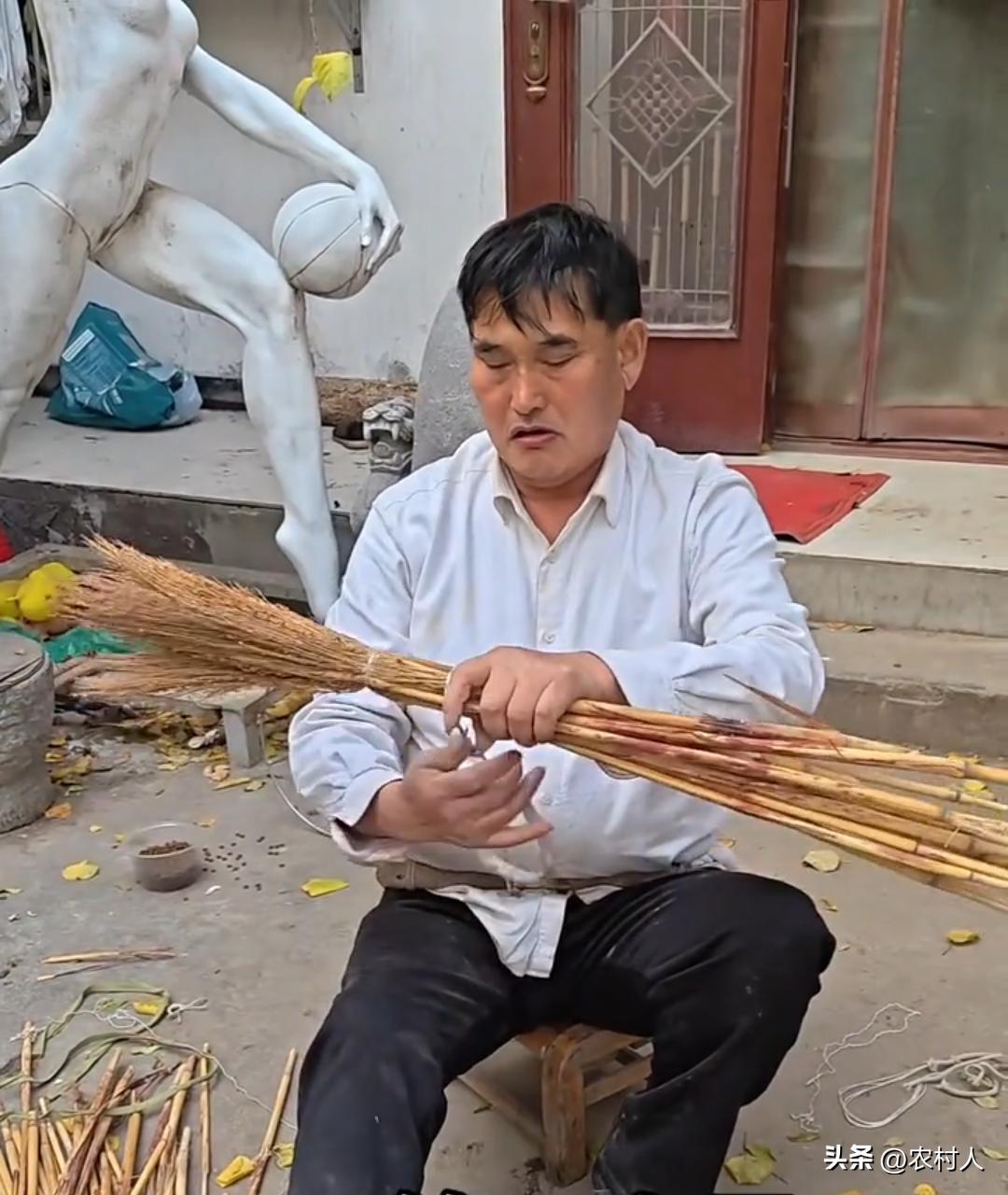 “大衣哥”朱之文手是真巧，居然还会绑笤帚。这种手艺几乎失传了，会干这种活的人几乎