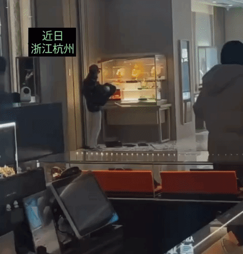 近日浙江杭州，第一次见到有这种人，还敢抢劫金店，是外国抢劫电影看多了吧！这可是在