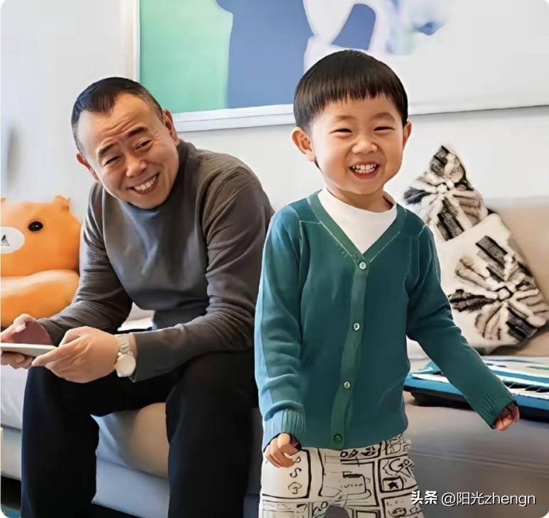 外孙长的酷似潘长江喜感十足。看着就让人乐。

潘长江坐在沙发上笑得满面春风，满眼