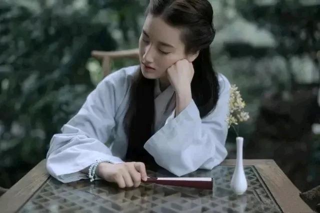 《西江月.迎秋》
暑气炎炎未退，秋声已在途中。
花香入酒淡还浓，且有清风频送。

