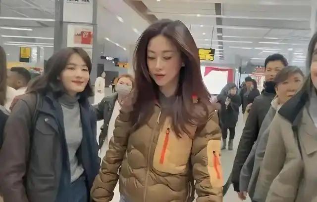 朱珠的羽绒服红遍网络，原来关键不在衣服而是站姿和搭配！缩肩挺脖、小步快走、控制表