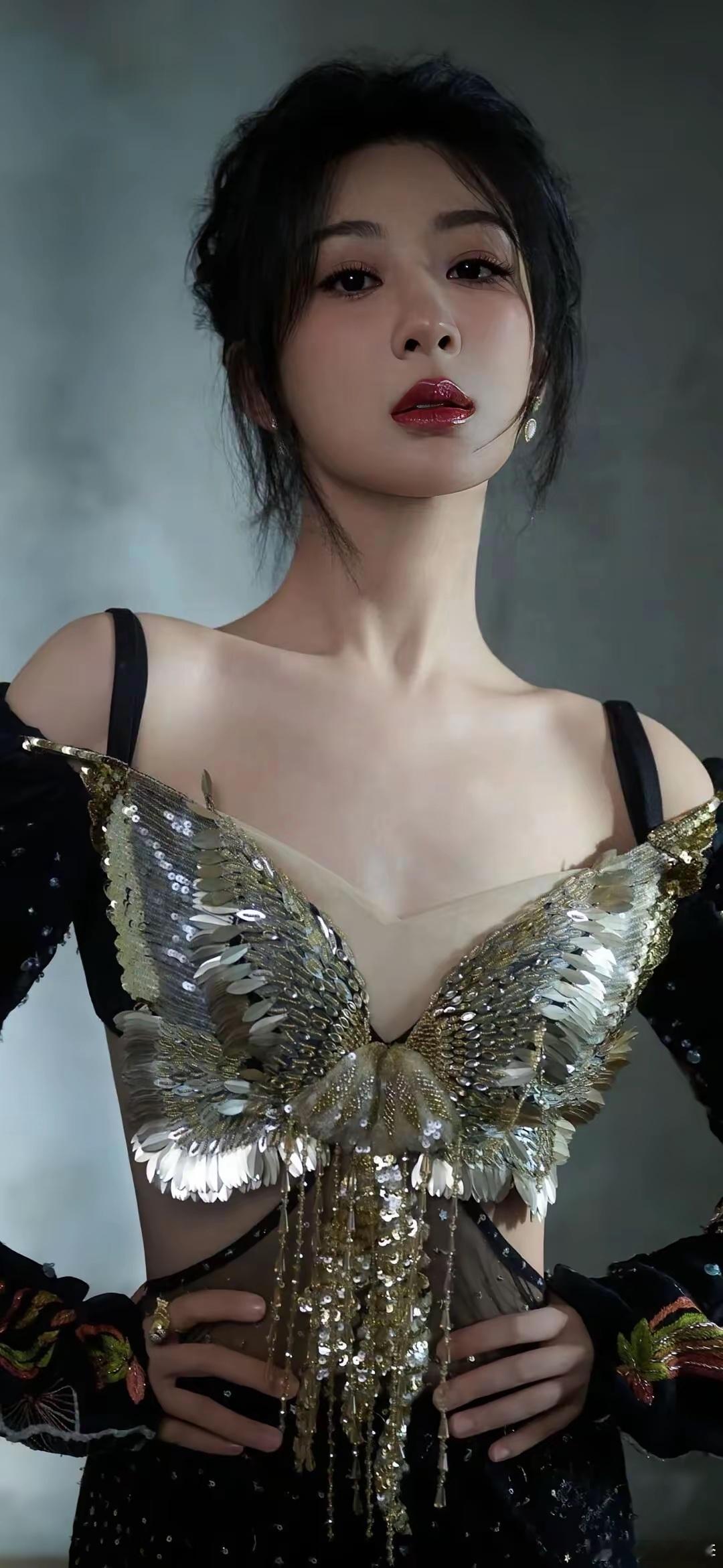 杨紫最近的红毯造型真的很让人惊喜，礼服选得恰到好处，妆容干净又精致，整个人看起来