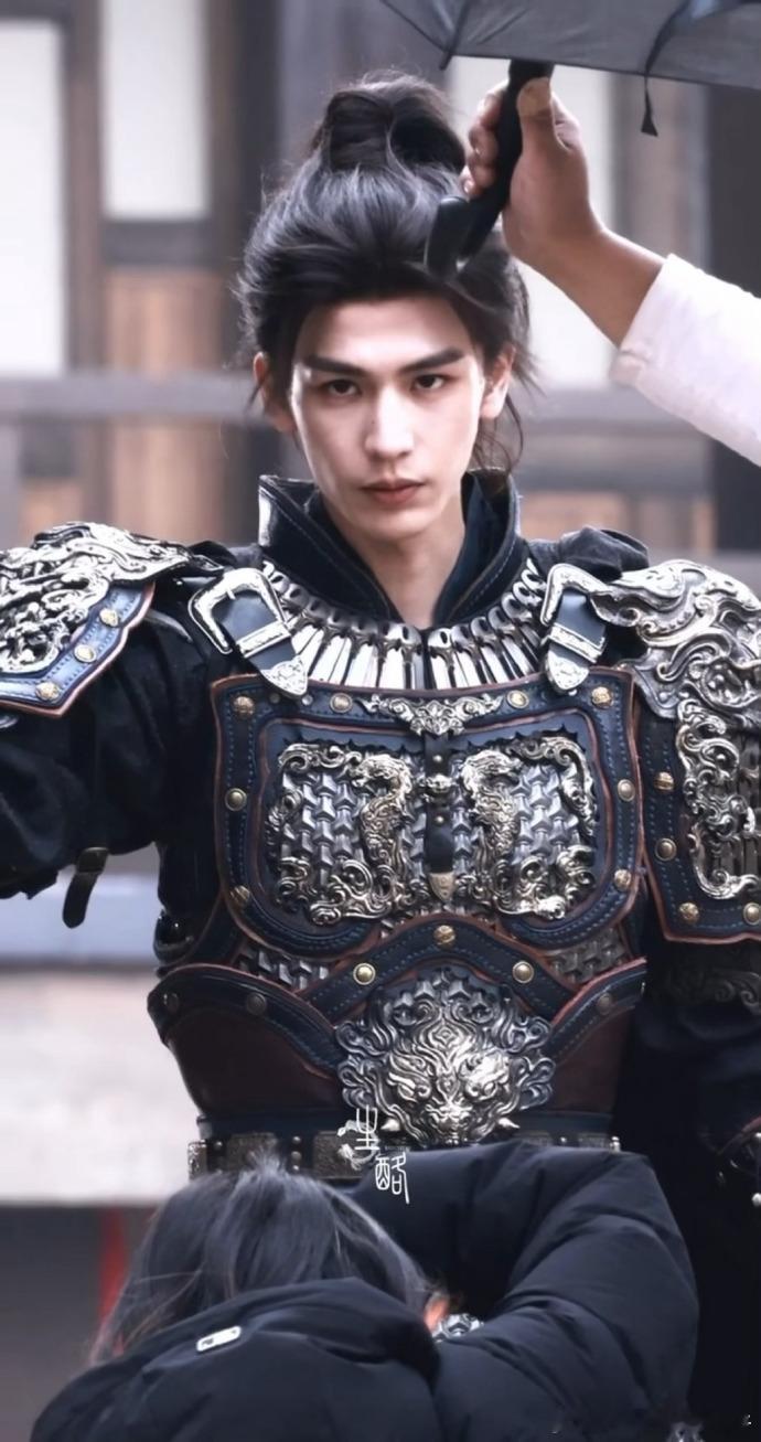 张凌赫归鸾盔甲少帅路透张凌赫归鸾盔甲路透梦回谢征张凌赫《归鸾》少帅造型路透，麒麟