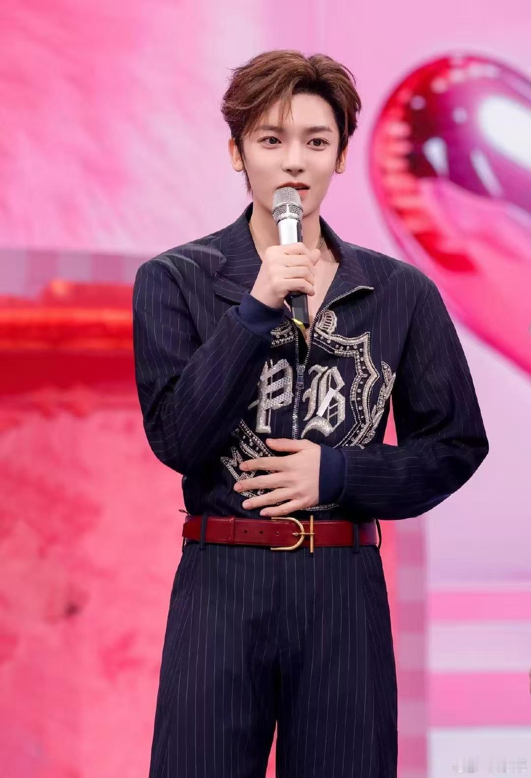 侯明昊本次友情出演设计师的模特侯明昊隐藏款一定是我没错啦 侯明昊这波属实是惊喜空