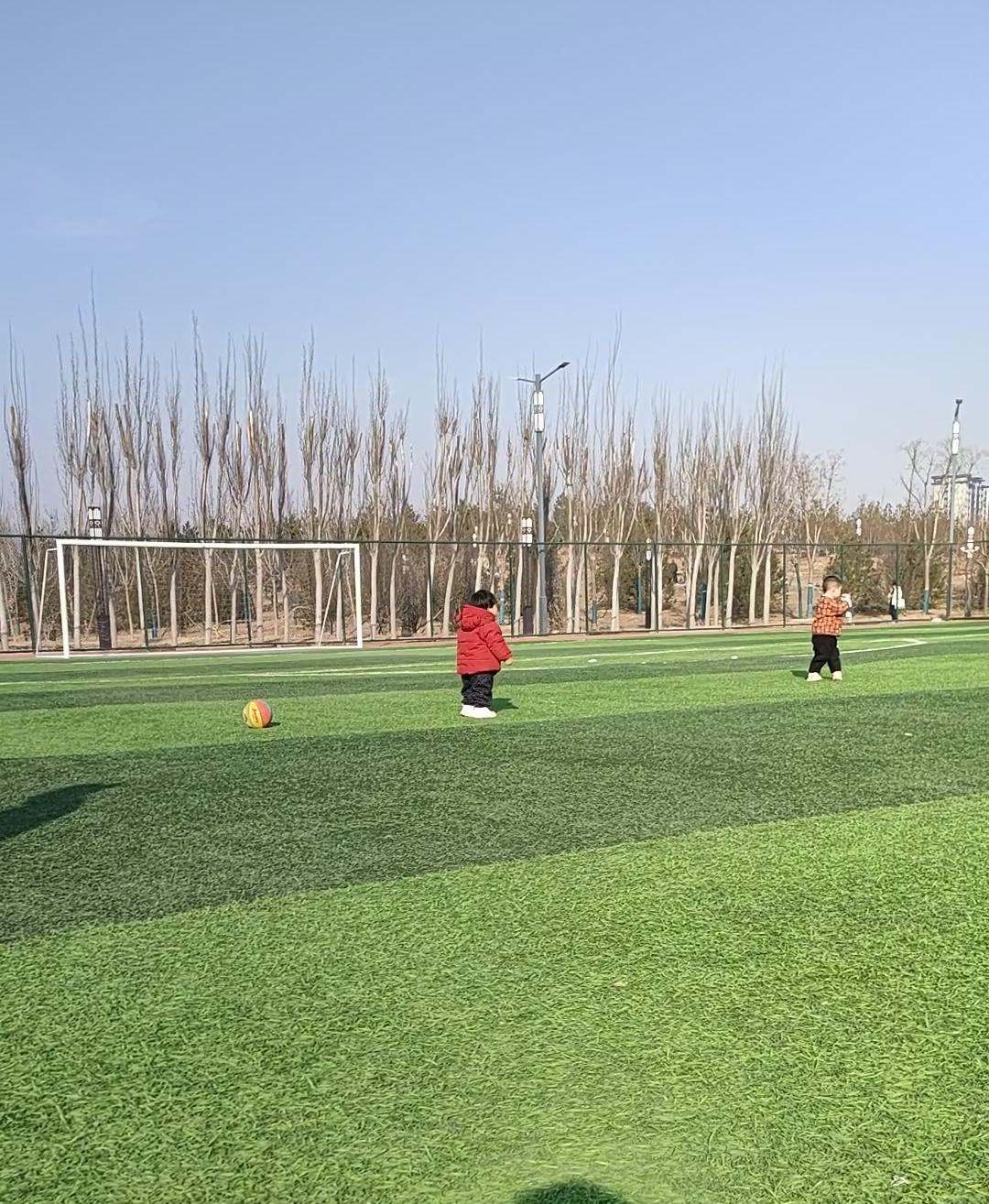 善良从不是笨，是刻在骨子里的温柔；也不是软弱，是心甘情愿的选择。你帮过的人，记不