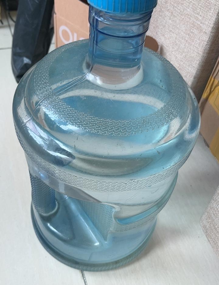 你发现没有，有的人一说话就让人反感，觉得这个人太固执，也无法交流。

邮局老话怎