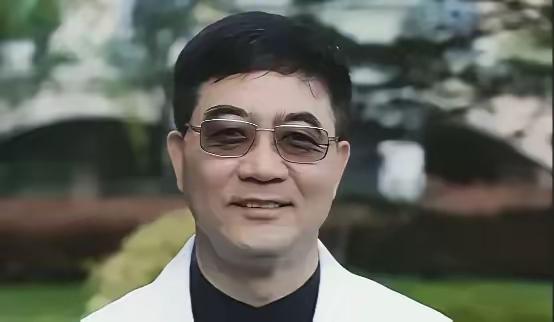 上海中山医院顶尖心内科主任葛均波，在为一位19岁的少女做心脏手术时，竟突然颤抖着