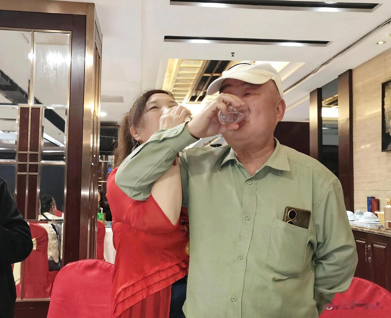 执盏同斟醉意融，
相携笑语韵尤浓。
情丝暗绾春波长，
岁岁安康胜玉钟。
（@耕戈