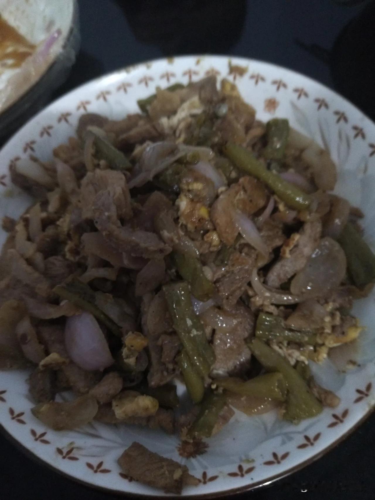 婆婆炒的这盘菜，有昨天早上的洋葱炒鸡蛋，有昨天晚上的凉调豆角，也有今天晚上新炒的