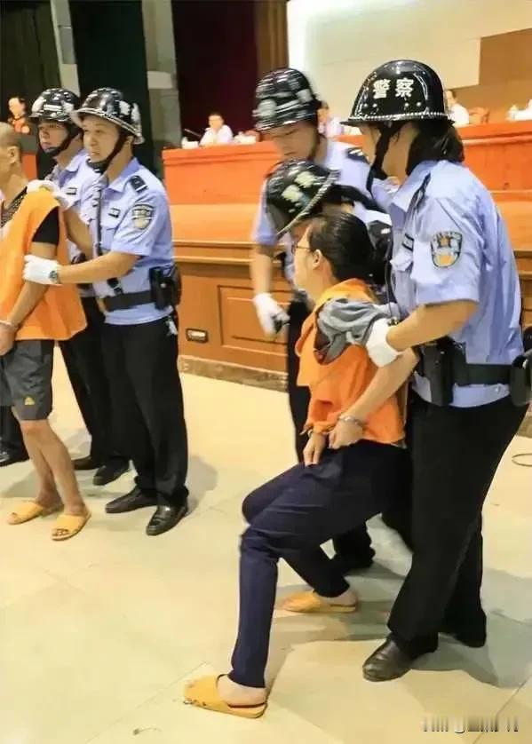 这个女人后悔已经来不及了，贩毒犯下了滔天大罪，当法院宣布她死刑时，她顿时瘫倒在地